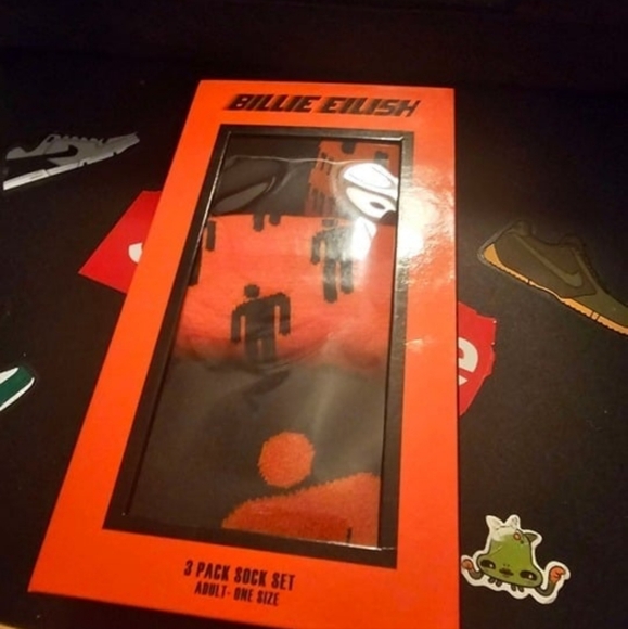 Billie Eillish socks and pins bundle - Picture 4 of 5